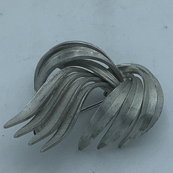 Silver Swirl Brooch - Picture 3 of 6
